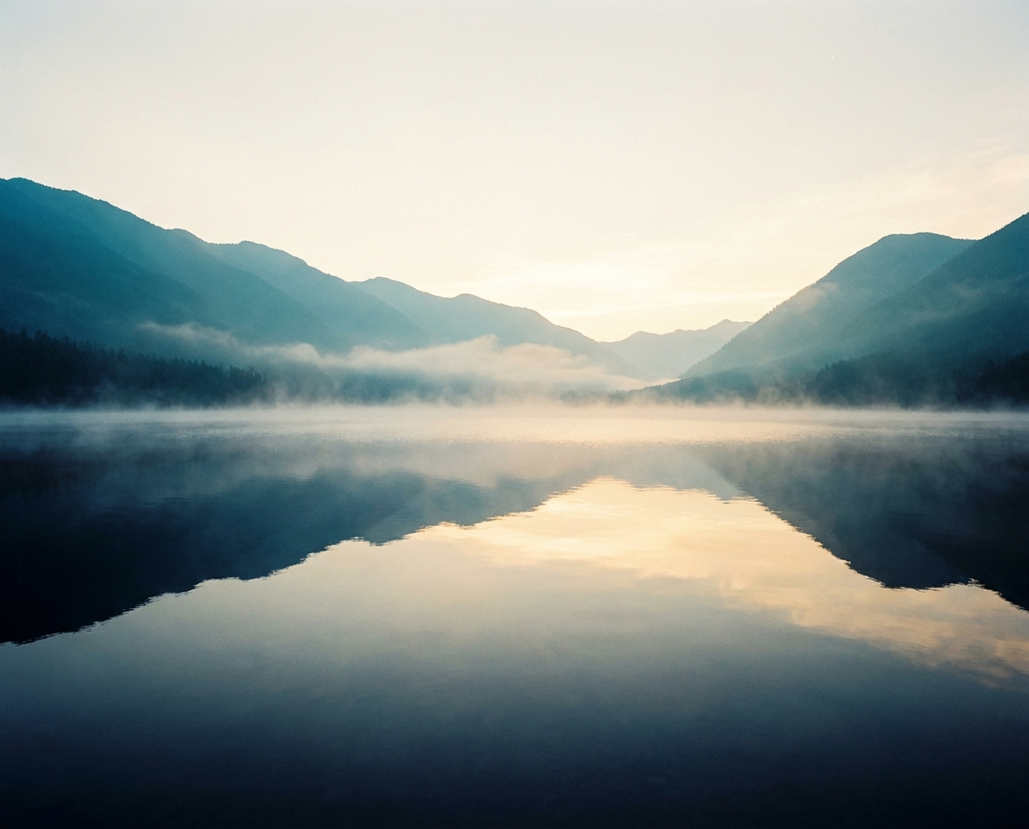 Stiller Bergsee im Morgenlicht – Was ist Seelenzentriertes Coaching?